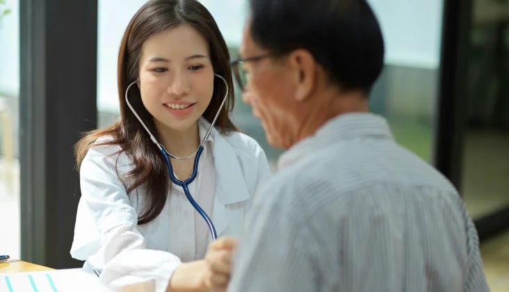 img-female-doctor-with-stethoscope-wide