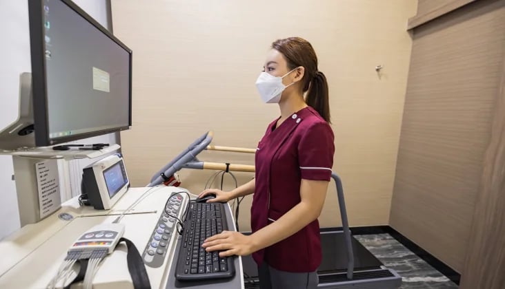 img-female-technician-at-station-wide